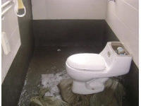 深圳卫生间漏水一定要砸砖吗？防水老师傅现场揭秘！